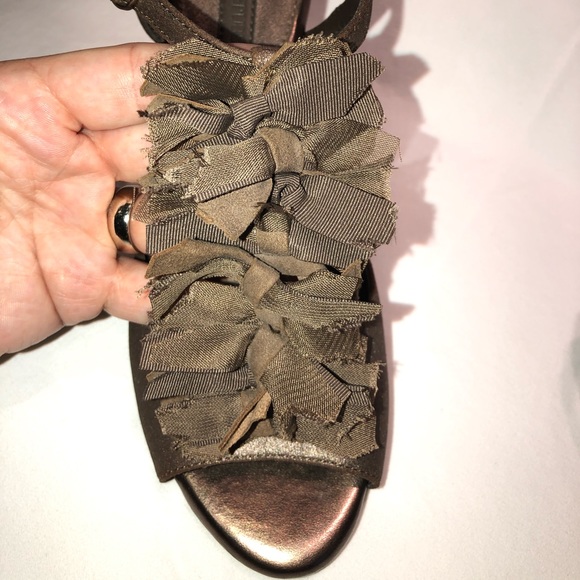 BR metallic brown 3” heels with peep-toe & strap - Picture 5 of 8